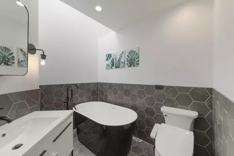 Bath - 127 E Grantley Ave, Elmhurst, IL 60126 photo 4 of 5