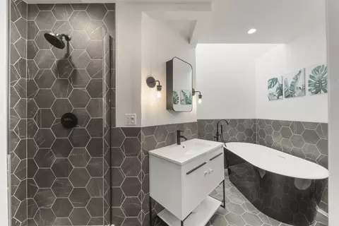 Bath - 127 E Grantley Ave, Elmhurst, IL 60126 photo 3 of 5