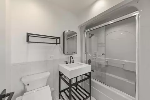 Bath - 127 E Grantley Ave, Elmhurst, IL 60126 photo 5 of 5