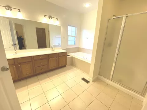 Bath - 1902 Vale St, Champaign, IL 61822 photo 1 of 7