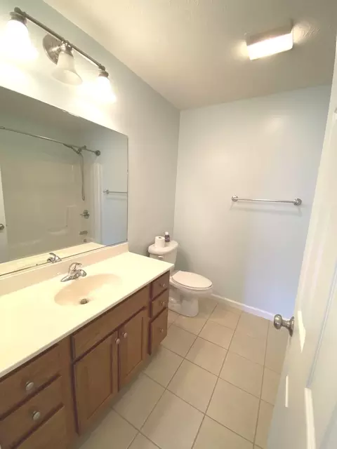 Bath - 1902 Vale St, Champaign, IL 61822 photo 5 of 7