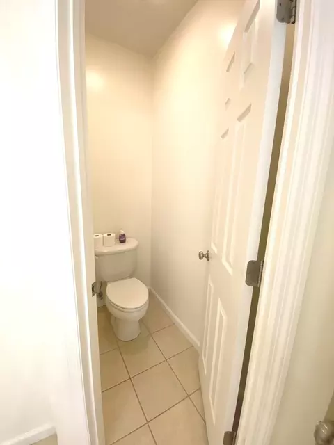 Bath - 1902 Vale St, Champaign, IL 61822 photo 2 of 7