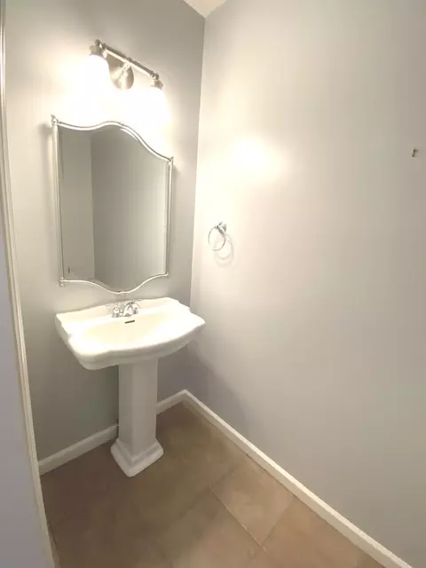 Bath - 1902 Vale St, Champaign, IL 61822 photo 3 of 7