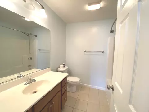 Bath - 1902 Vale St, Champaign, IL 61822 photo 6 of 7