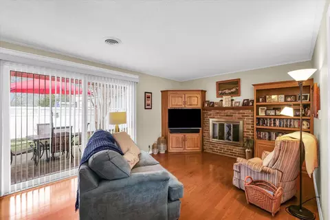 Living - 410 E Samuel St, Assumption, IL 62510 photo 5 of 6