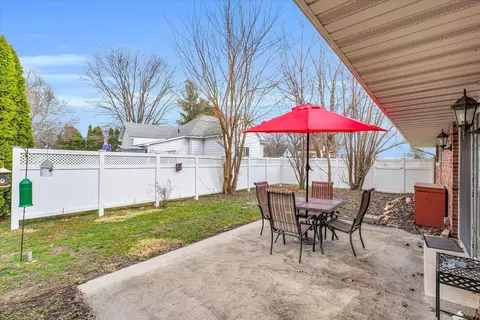 Exterior - 410 E Samuel St, Assumption, IL 62510 photo 8 of 9
