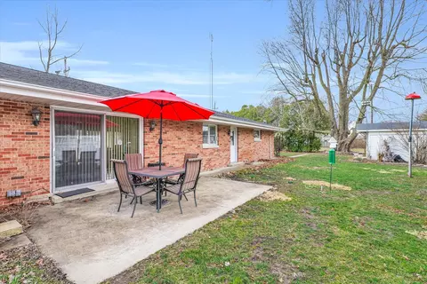 Exterior - 410 E Samuel St, Assumption, IL 62510 photo 7 of 9