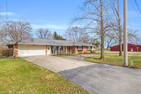 Exterior - 410 E Samuel St, Assumption, IL 62510 photo 3 of 9