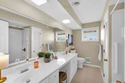 Bath - 410 E Samuel St, Assumption, IL 62510 photo 3 of 4