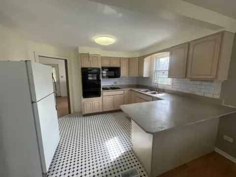 Kitchen - 7240 Oketo Ave, Bridgeview, IL 60455 photo 2 of 4