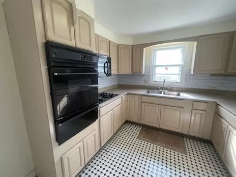 Kitchen - 7240 Oketo Ave, Bridgeview, IL 60455 photo 3 of 4