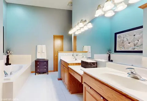 Bath - 227 N Maple St #227, Itasca, IL 60143 photo 2 of 5