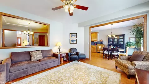 Living - 227 N Maple St #227, Itasca, IL 60143 photo 2 of 6