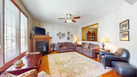 Living - 227 N Maple St #227, Itasca, IL 60143 photo 3 of 6