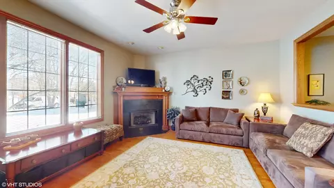 Living - 227 N Maple St #227, Itasca, IL 60143 photo 1 of 6