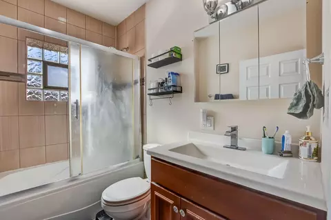 Bath - 4214 Prescott Ave, Lyons, IL 60534 photo 2 of 3