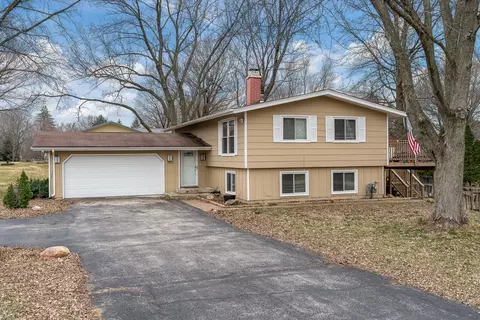 1953 Valley View Dr, Belvidere, IL 61008