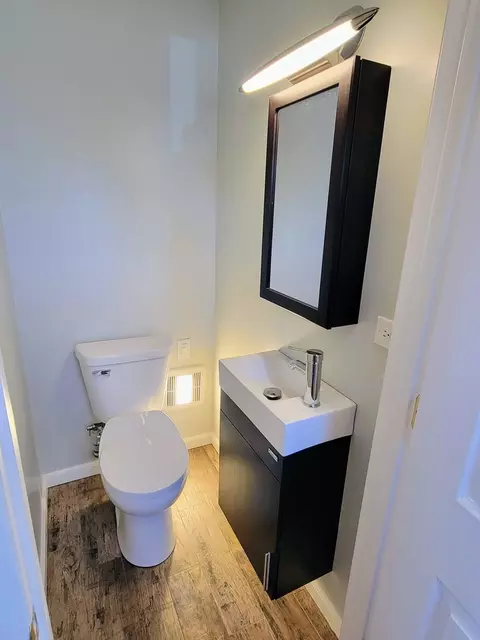 Bath - 1759 Henley St, Glenview, IL 60025 photo 2 of 3