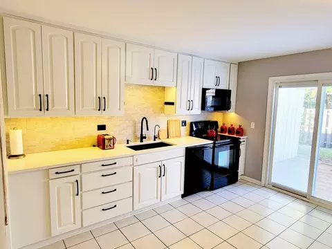 Kitchen - 1759 Henley St, Glenview, IL 60025 photo 1 of 2