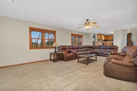 Living - 1954 Kingtree Dr, Morris, IL 60450 photo 7 of 8
