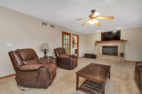 Living - 1954 Kingtree Dr, Morris, IL 60450 photo 6 of 8