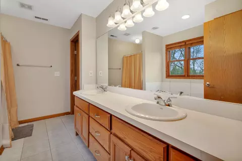 Bath - 1954 Kingtree Dr, Morris, IL 60450 photo 1 of 4