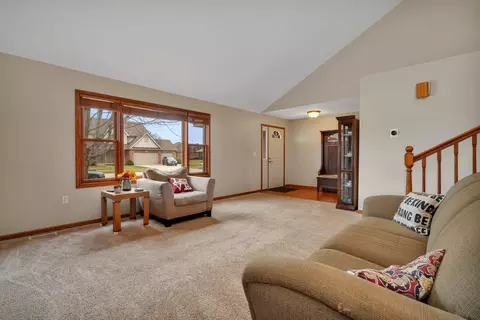 Living - 1954 Kingtree Dr, Morris, IL 60450 photo 4 of 8
