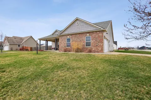 101 Ashlyn Dr, Fisher, IL 61843