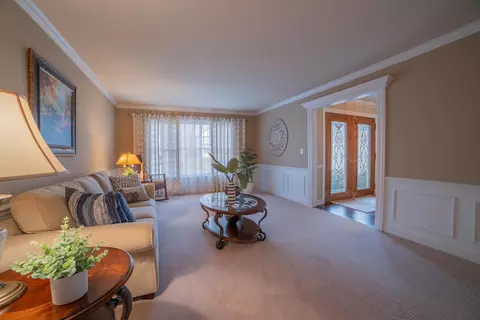 Living - 607 Chatham Cir, Algonquin, IL 60102 photo 2 of 5
