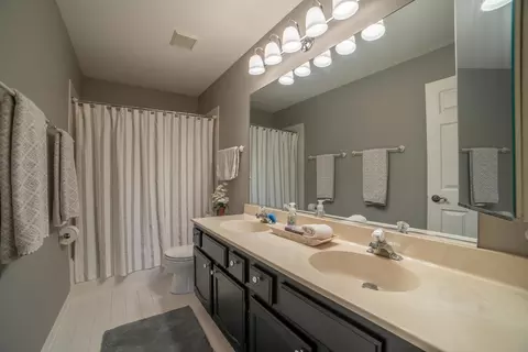 Bath - 607 Chatham Cir, Algonquin, IL 60102 photo 1 of 3