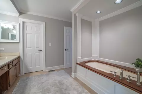 Bath - 607 Chatham Cir, Algonquin, IL 60102 photo 2 of 3