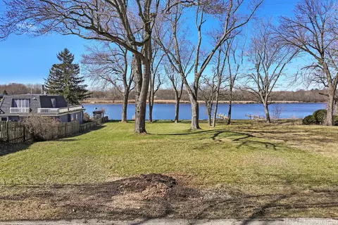 313 S Emerald Dr, Mchenry, IL 60050 photo 4
