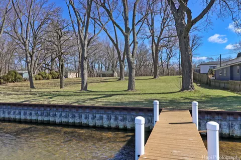 313 S Emerald Dr, Mchenry, IL 60050 photo 3