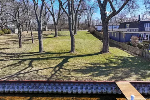 313 S Emerald Dr, Mchenry, IL 60050