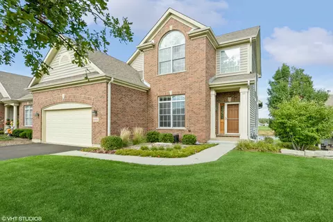 4400 Coyote Lakes Cir, Lake In The Hills, IL 60156