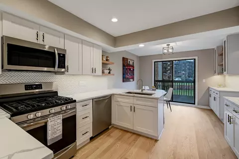 Kitchen - 27 Windward Cir, Willowbrook, IL 60527 photo 2 of 2
