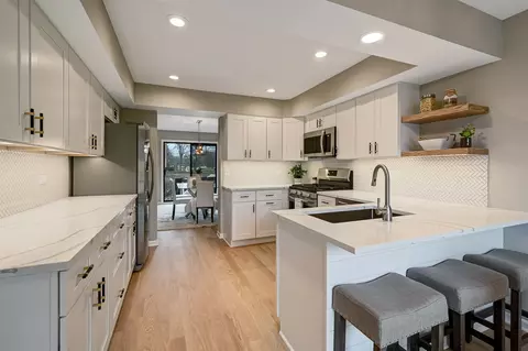 Kitchen - 27 Windward Cir, Willowbrook, IL 60527 photo 1 of 2