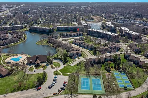 View/Area - 27 Windward Cir, Willowbrook, IL 60527 photo 3 of 6
