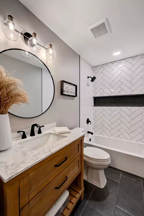 Bath - 27 Windward Cir, Willowbrook, IL 60527 photo 3 of 4