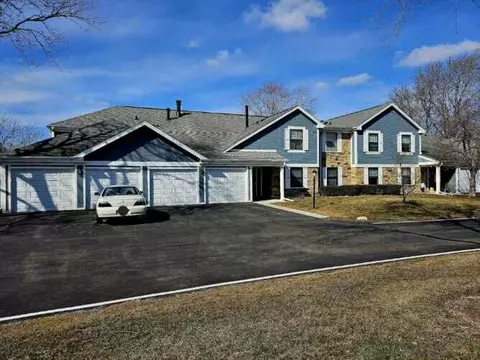 451 Thornhill Ln #B1, Wheeling, IL 60090