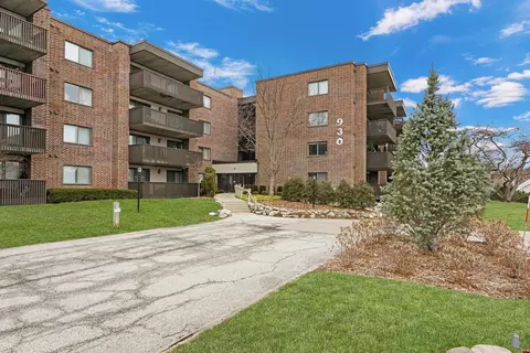 930 Taylor Dr #212, Gurnee, IL 60031