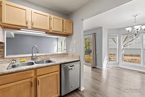 4661 Burnham Dr, Hoffman Estates, IL 60192 photo 8