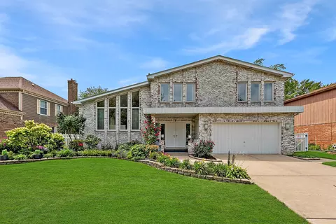 904 Pfingsten Rd, Glenview, IL 60025
