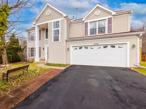 1820 Cambridge Dr, Carpentersville, IL 60110