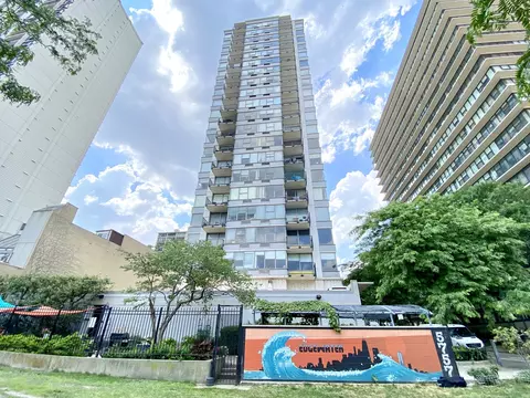 5757 N Sheridan Rd #15J, Chicago, IL 60660