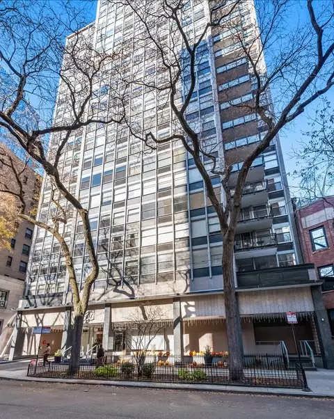 30 Elm St #3D, Chicago, IL 60611
