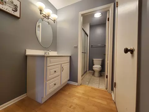 Bath - 1085 Creekside Ct #1B, Wheeling, IL 60090 photo 2 of 5