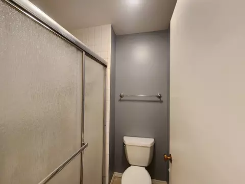 Bath - 1085 Creekside Ct #1B, Wheeling, IL 60090 photo 3 of 5