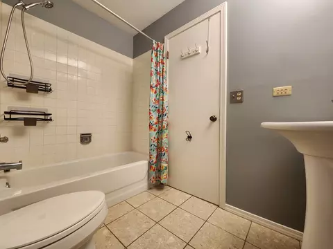 Bath - 1085 Creekside Ct #1B, Wheeling, IL 60090 photo 1 of 5