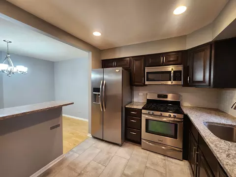 Kitchen - 1085 Creekside Ct #1B, Wheeling, IL 60090 photo 4 of 5